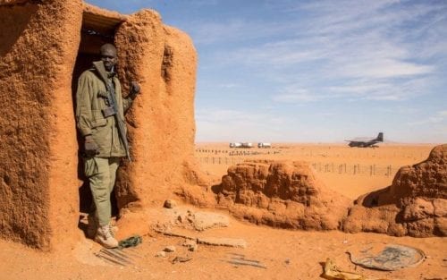 جندي يحرس قاعدة مادام القريبة من الحدود مع ليبيا (أرشيف)
