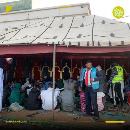 نور الدين من جمعية "بسمة وأمل" هو المشرف على خيمة الإفطار (صحراء ميديا)