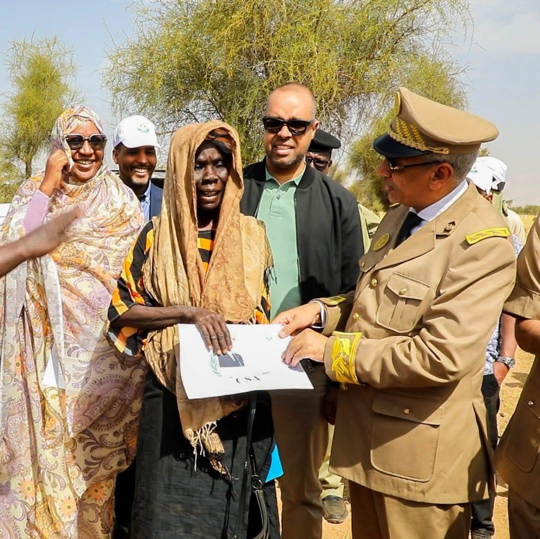 موريتانيا – “سينرجي” تبدأ توطين أهالي تاكا وتوزع الدعم النقدي والغذائي على صحراء ميديا