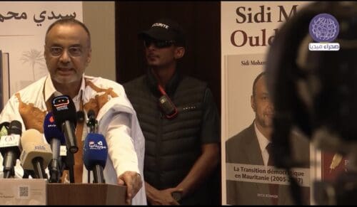 يتحدث عن المرحلة الانتقالية.. ولد بوبكر يوقع كتابه “زمن العبور الهادئ”