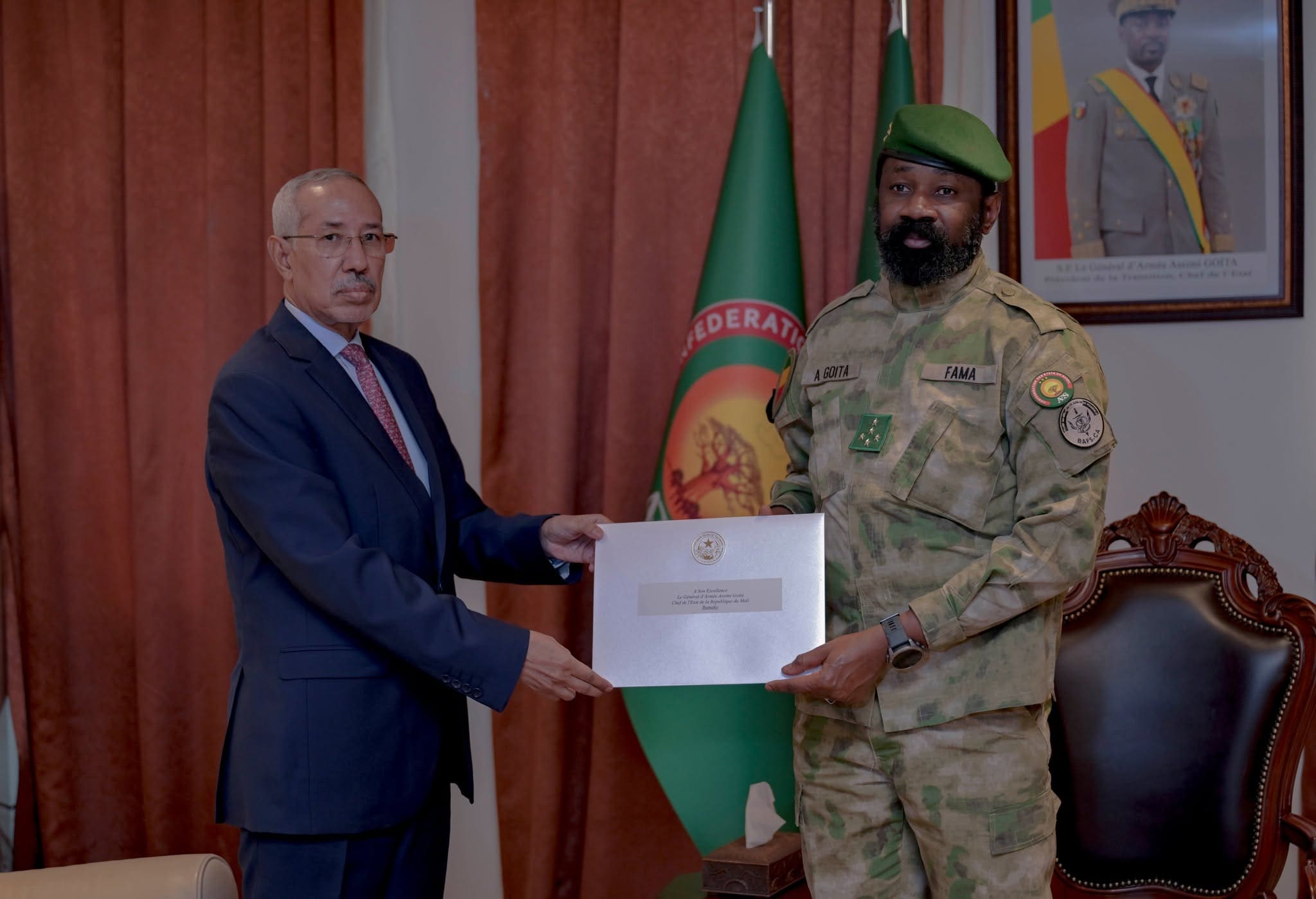 وزير الدفاع الموريتاني يسلم رسالة من الرئيس غزواني إلى رئيس مالي