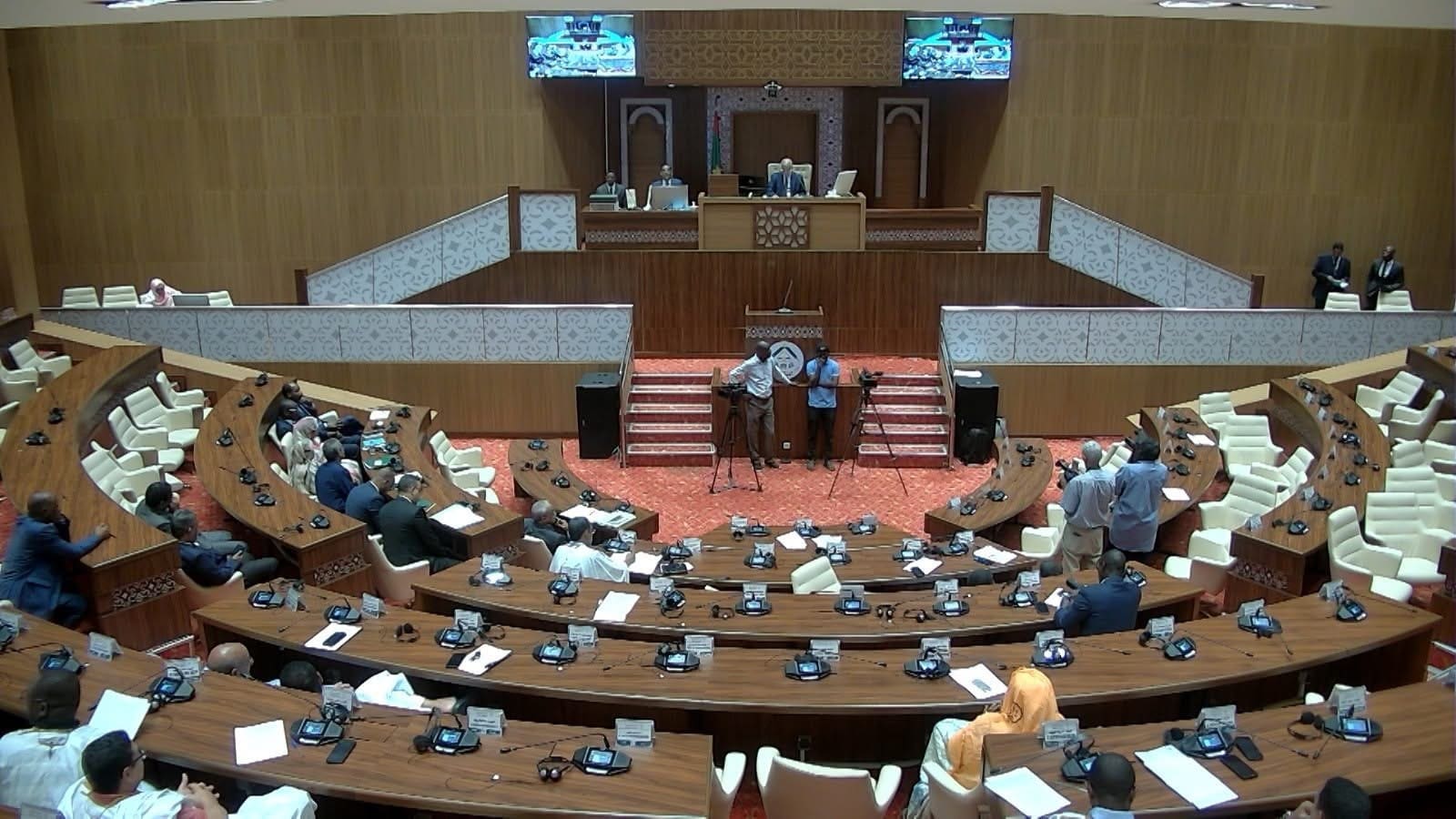 نواب المعارضة يرفضون معاقبة البرلمانيتين ويحذرون من أزمة دستورية