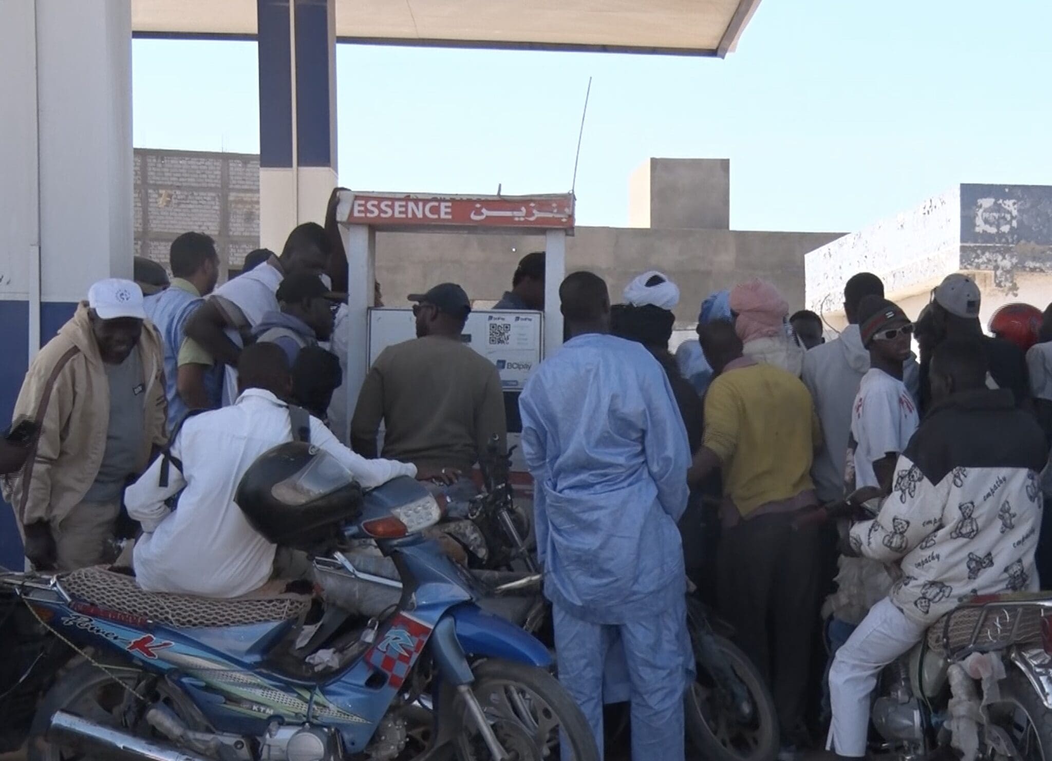 وزارة الطاقة: فحوص الجودة دفعتنا لرفض شحنة بنزين وننقل 200 إلى 300 طن يوميا إلى نواكشوط
