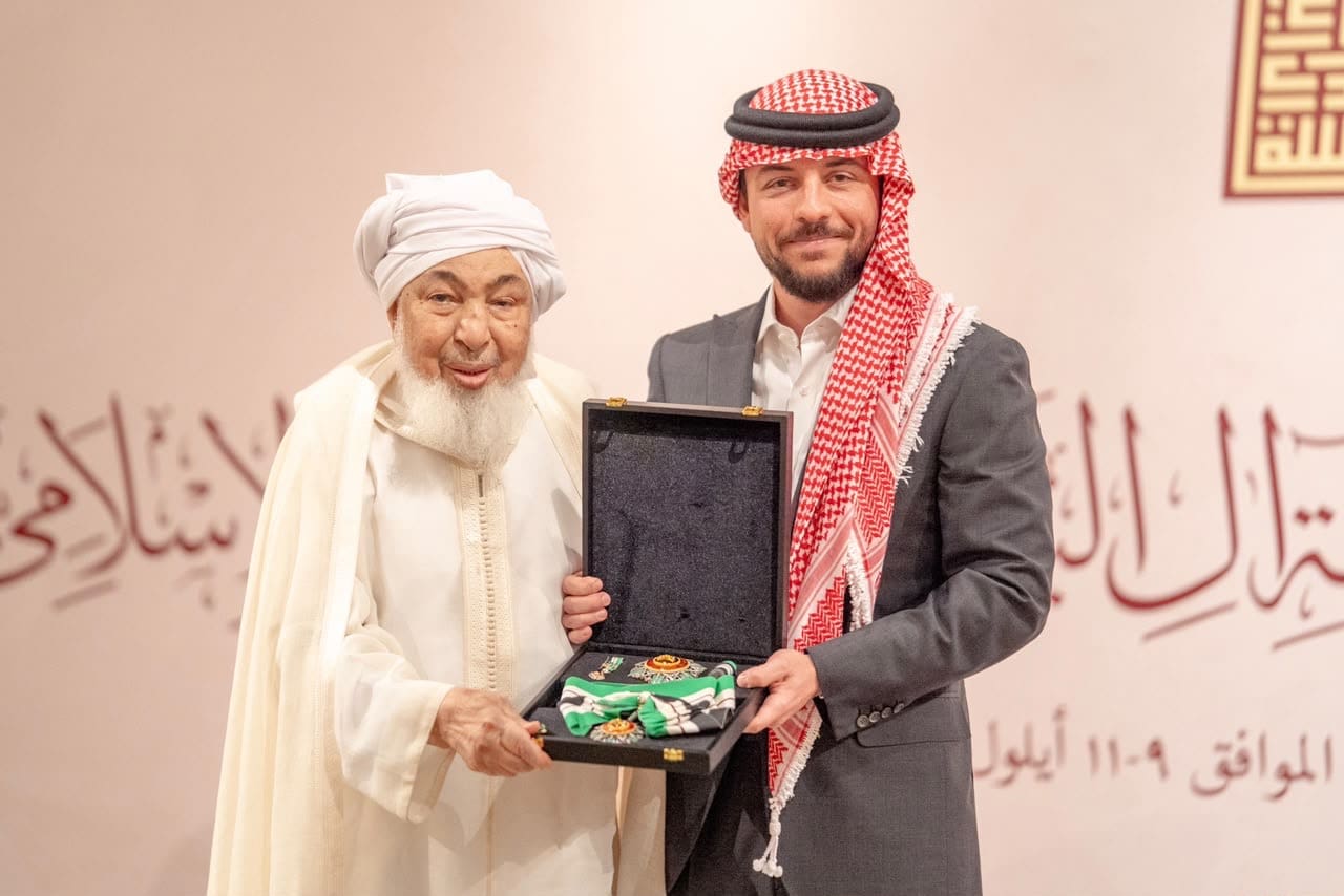 ملك الأردن يمنح الشيخ بن بيه وسام النهضة من الدرجة الأولى